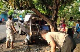 Mobil Pikap Tabrak Pohon di Ngawi, Pengemudi Tewas