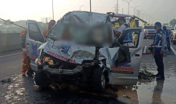 Mobil Milik Restoran Tabrak Truk di Tol Sidoarjo, Tiga Orang Terluka