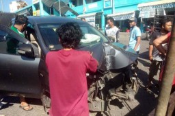 Tabrak Tiang PJU di Magetan, Mobil Avanza Ringsek