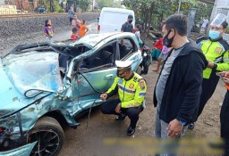 Mobil Ringsek Tersambar Kereta di Sidoarjo, Tiga Orang Luka