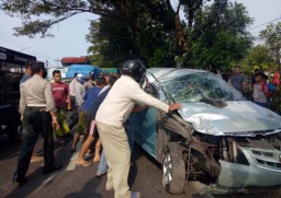 Tabrak Pohon di Pasuruan, Avanza Ringsek, Satu Orang Terluka