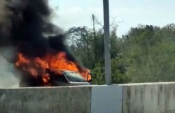 Sebuah Mobil Terbakar Tol Singosari, Malang