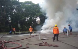Sebelum Terbakar di Tol Juanda, Mobil Ford Seruduk Pantat Truk