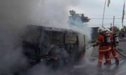 Mobil Suzuki Carry Terbakar di Surabaya