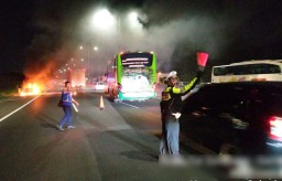 Korsleting Listrik Diduga Picu Terbakarnya Mobil di Tol Sidoarjo