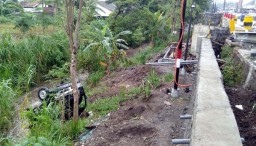 Pikap Dikemudikan Emak-emak Terbalik di Sungai, Empat Orang Terluka