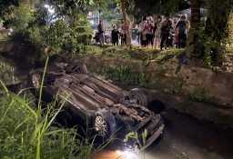 Mobil Nissan Teana di Surabaya Tergelincir hingga Terbalik dalam Sungai