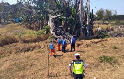 Ban Pecah, Mobil Toyota Rush Tergelincir dan Terbalik di Tol Mojokerto