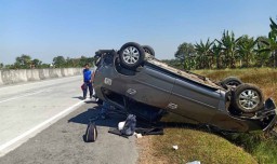 Toyota Innova Terbalik di Tol SuMo, Empat Penumpang Terluka