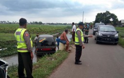 Pengemudi Ngantuk, Mobil Carry Tercebur Sungai di Probolinggo