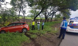 Toyota Yaris Tergelincir di Tol Sidoarjo-Porong