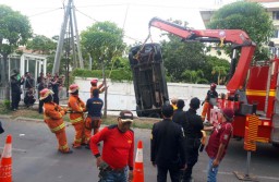 Mobil Toyota Avanza Terbalik dalam Selokan di Surabaya