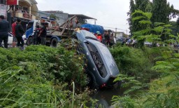 Diduga Pengemudi Lupa Pasang Handrem, Mobil Terperosok ke Sungai