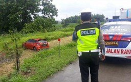 Selip saat Hujan, Mobil Yaris Tergelincir di Tol SuMo