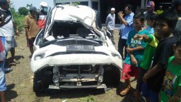 Pohon Tumbang Timpa Mobil Xenia, Satu Orang Luka-luka