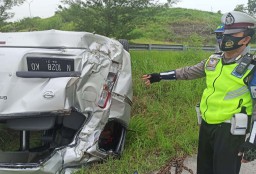 Mobil Rombongan Wisata Terbalik di Tol Gempol-Pasuruan