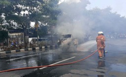 Sebuah Mobil Terbakar di Sukomanunggal, Surabaya