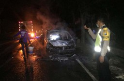 Mobil Pikap Hangus Terbakar di Ponorogo, Pengemudi Selamat