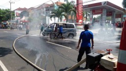 Mobil Daihatsu Zebra Bermuatan Premium Terbakar di SPBU Magetan