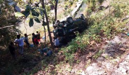 Sopir Salah Injak Pedal Gas, Mobil Carry Terjun ke Jurang