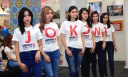 Para Model Cantik Millenial Bikin Heboh Pengunjung Mal di Surabaya
