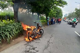 Terbakar saat Melaju di Jalan Raya, Motor ini Tinggal Rangka