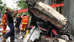 Tembok 4 Ruko Ambruk di Surabaya, Dua Motor Tertimpa Reruntuhan
