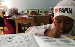 Guru dan Murid di Blitar Serempak Kenakan Ikat Kepala 'I Love Papua'