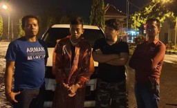 Jas Hujan dan Plastik Berisi Sabu Antarkan Agung ke Bui