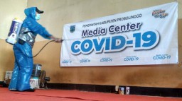 NasDem Kota Probolinggo Semprotkan Disinfektan di Basecamp Jurnalis