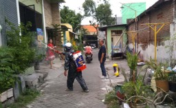 Partai NasDem Surabaya Semprotkan Disinfektan hingga Bagi Biskuit