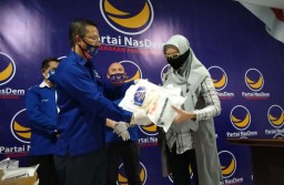 NasDem Surabaya Bagikan 600 Paket APD untuk 200 Kampung Tangguh