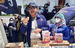 Anggota DPR RI dari NasDem Bagikan Biskuit ke Bumil dan Balita di Ponorogo
