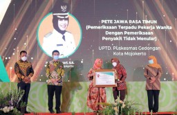 Ning Ita Sabet Dua Penghargaan Bergengsi Hanya dalam Sehari di HKN