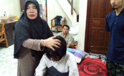 Foto: Menengok Ningsih Tinampi Mengobati Korban Santet
