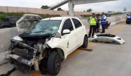 Nissan March Tabrak Truk di Tol Pandaan-Malang, Satu Orang Terluka