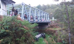 Mobil X-Trail Dikemudikan Istri Anggota DPRD Terjun dari Jembatan