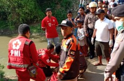 Dikira Tewas, Pria Telanjang ini Ternyata Hanya Pingsan 