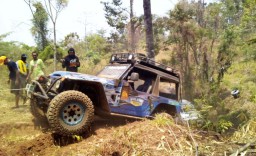 Ratusan Offroader Pacu Adrenalin di Kaki Gunung Arjuno