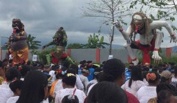Pawai Ogoh-ogoh di Blitar Sampaikan Pesan Damai Pemilu 2019