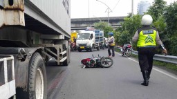 Driver Ojek Online Tewas Terlindas Truk Trailer di Surabaya