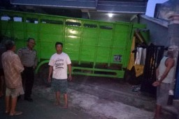 Dibawa Kabur Pengidap Gangguan Jiwa, Sebuah Truk Tabrak Rumah Warga