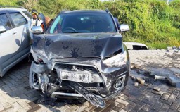 Mitsubishi Outlander Hantam Pembatas Jalan Tol Pandaan-Malang