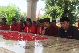 PDIP Surabaya Kenang Kisah WR Soepratman & Sumpah Pemuda dengan Ziarah
