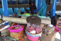 Cuaca Buruk, Kapal Tujuan Kepulauan Kangean Tertahan di Banyuwangi