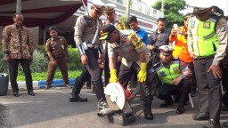 Ribuan Botol Miras Hingga Knalpot Brong di Tulungagung Dimusnahkan