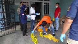 Polisi Olah TKP Kasus Pasutri Diduga Dibunuh di Dalam Rumah