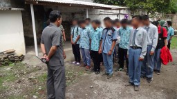 Satpol PP Ciduk Puluhan Pelajar Sekolah yang Nongkrong di Warung Kopi