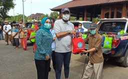 PKK Ponorogo Peduli Warga Terdampak Corona: Bagikan Sembako hingga APD