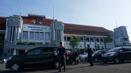 Marak Razia Orang Gila, Di Surabaya Malah Dirawat dan Diobati